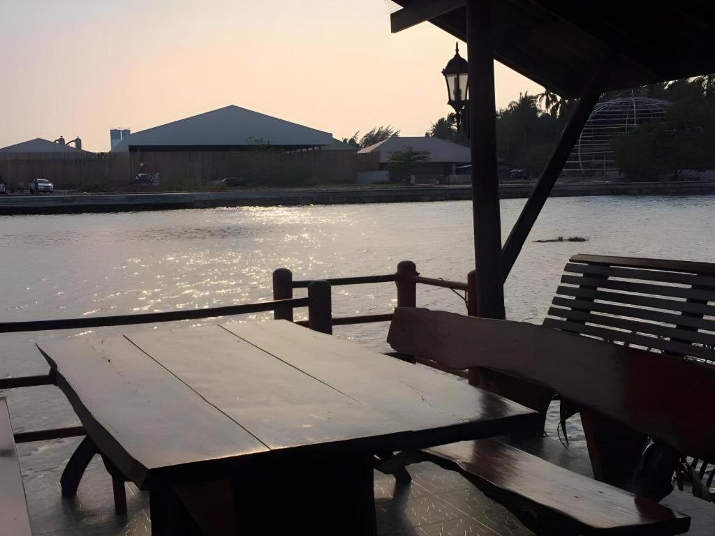 Ruennamyen Resort Amphawa Samut Songkhram Exterior photo